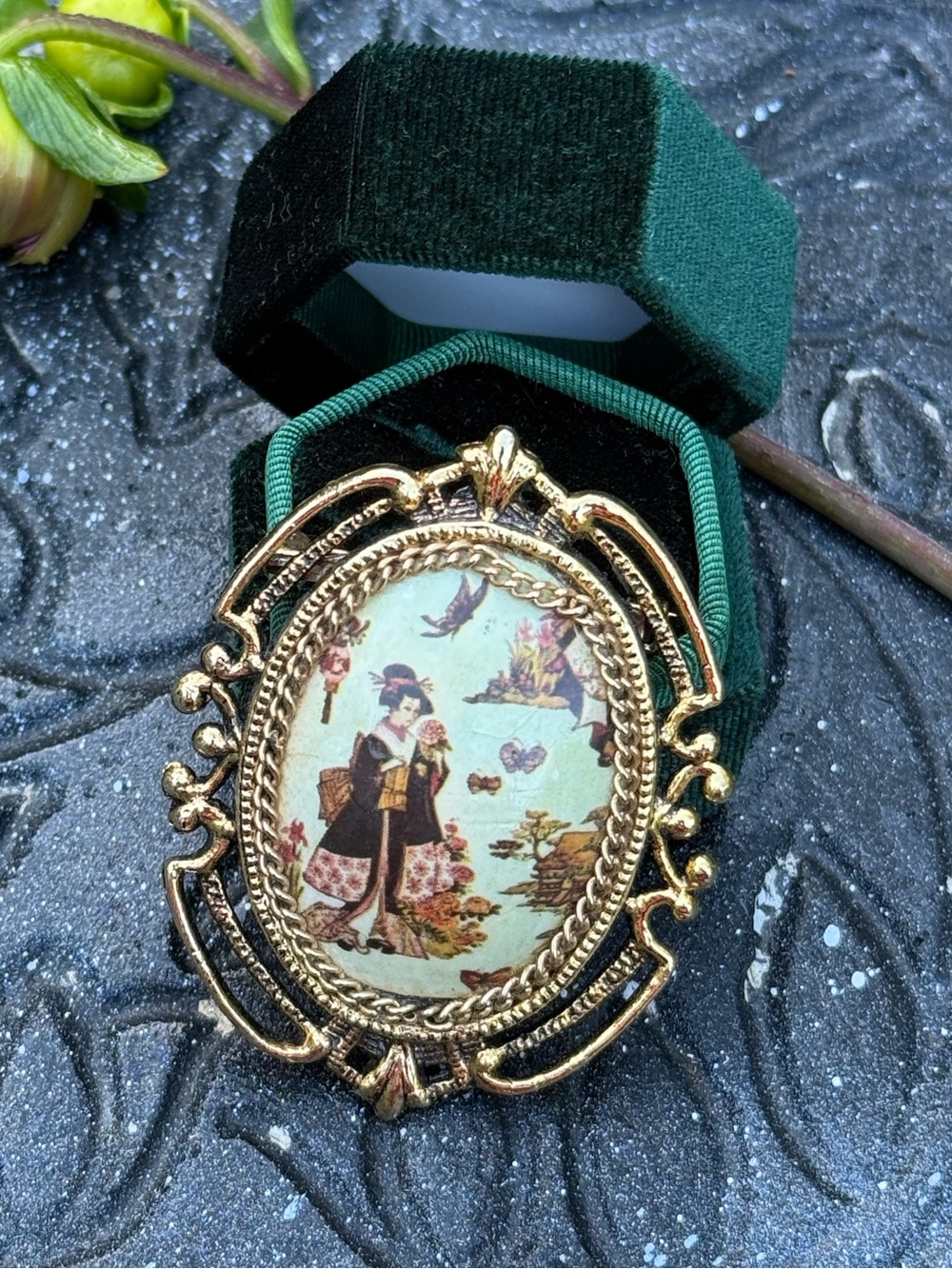 Elegant cameo brooch with Asian lady
